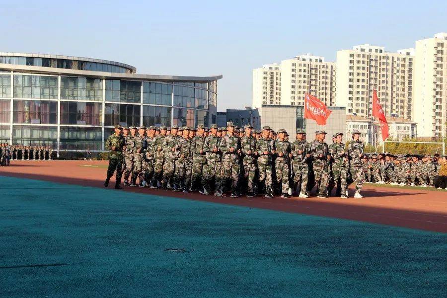 
山东水利职业学院隆重举行2020级新生开学仪式暨军训汇报演出‘三亿体育手机版’(图10)