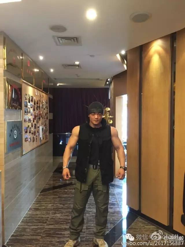 反转了？！丢芒果下跪快递员承认撒谎：开除罚款是撒谎为博客户同